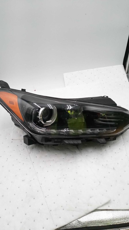 2021 Hyundai Veloster Right Headlight Assembly White Halogen 669779 Used