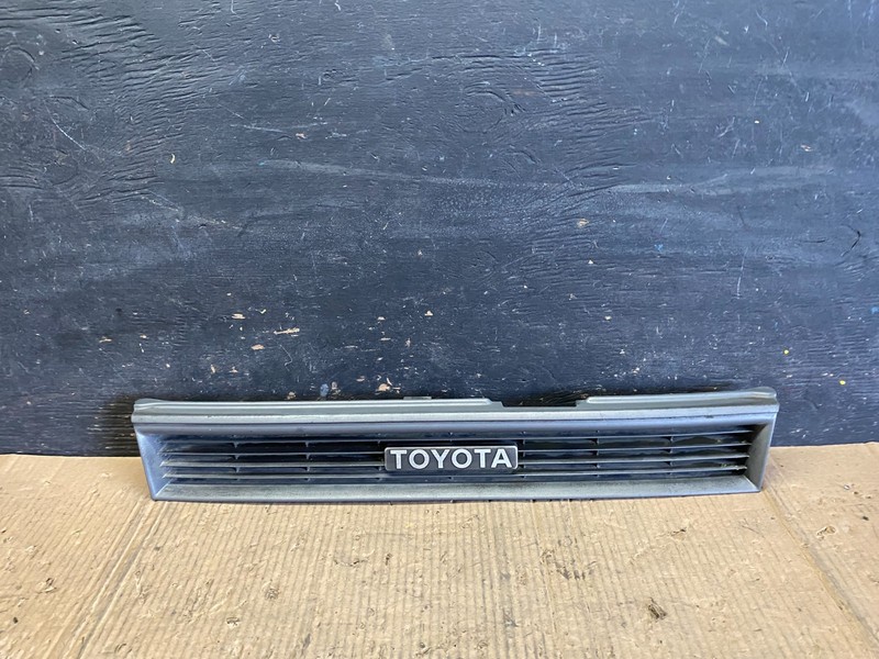 1988-1992 Toyota Corolla Grille Grill Front UpperW/Insert Bracket OEM S9598 DG