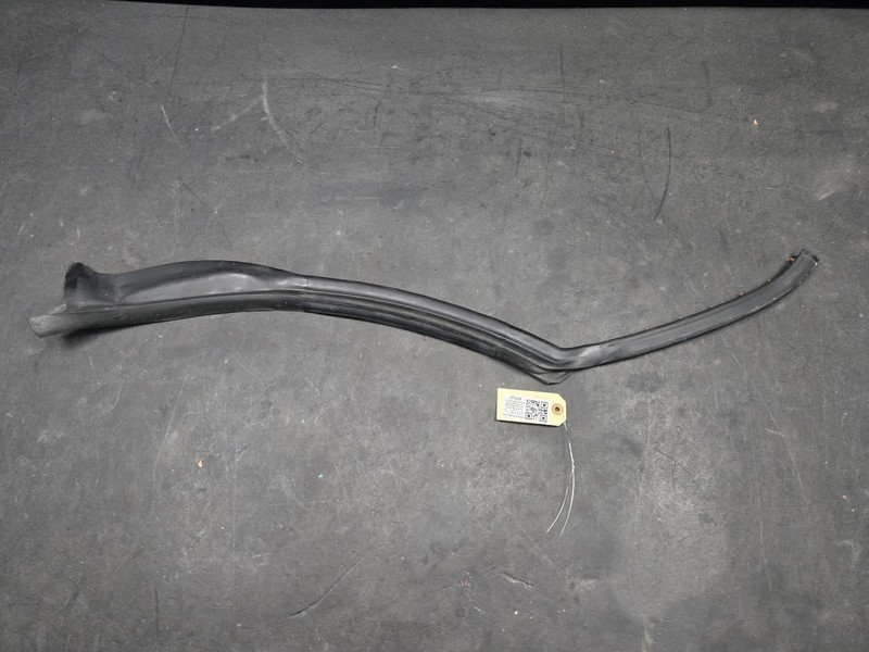 Rear Right Door Lower Weatherstrip 2018 Range Rover Velar LR136826 2019 - 2022