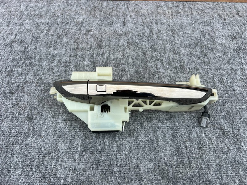 GENESIS G70 2019-2026 OEM FRONT RIGHT PASSENGER DOOR HANDLE ASSEMBLY (CHROME)