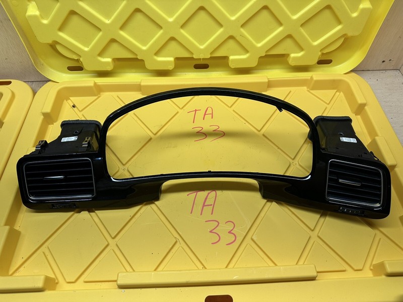 2011 Volkswagen Touareg II trim instrument cluster cockpit OEM
