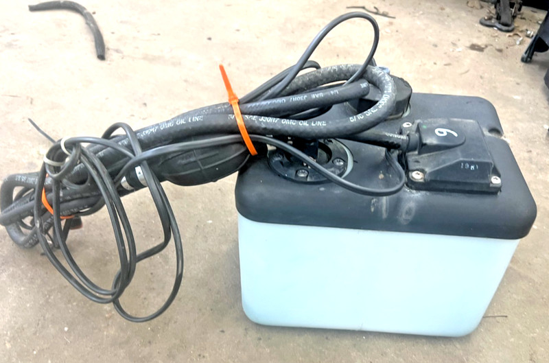 175000 OMC Evinrude Johnson Outboard 1.8 Gallon Remote Oil Tank FRESHWATER!