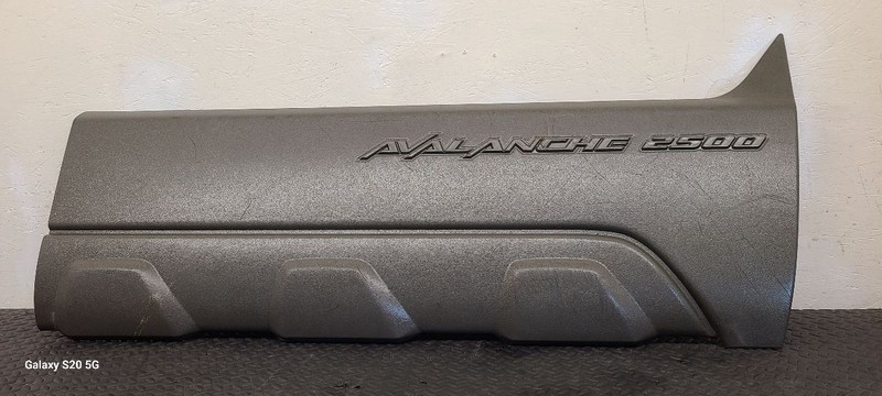 2002 Chevrolet Avalanche 2500 Front Passenger Door Molding Cladding OEM 15086538