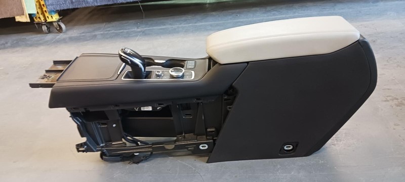 19-'24 CADILLAC XT4 Front floor Console w/heated seat OEM Grade A!