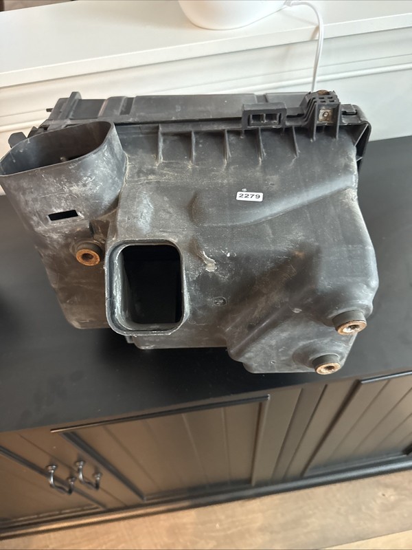 2005–2006 TOYOTA SIENNA Air Cleaner Box Filter Housing 3.3L V6 17700-0A230 OEM