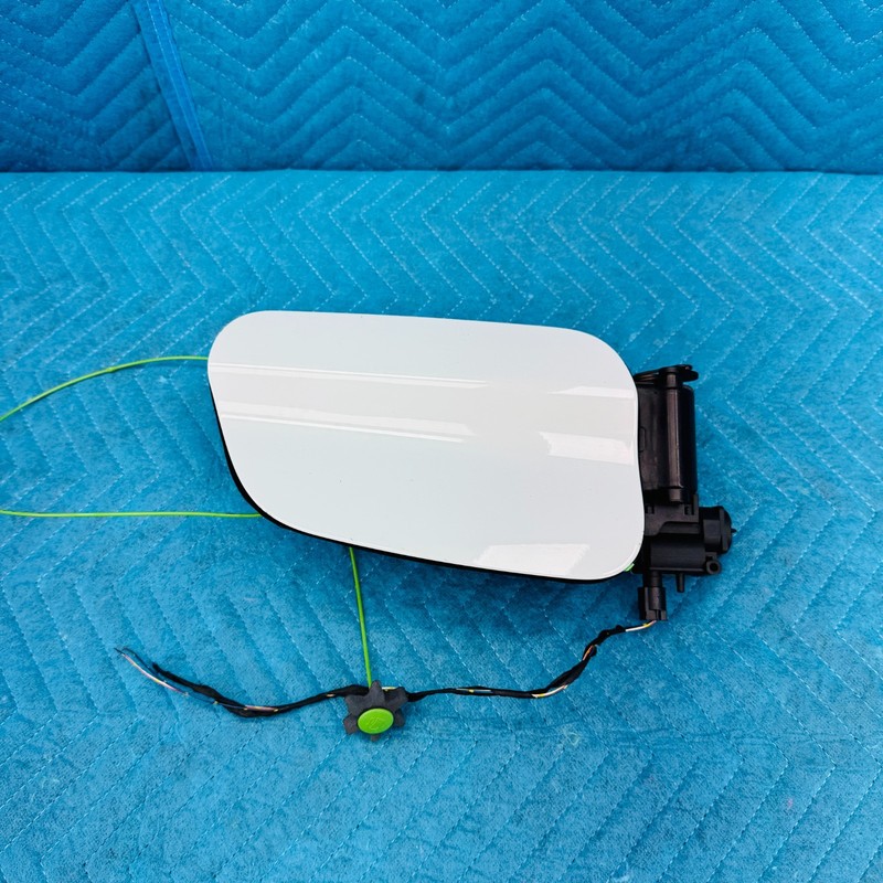 2012–2017 BMW 650i Fuel Filler Door Lid Alpinweiss 3 (White) OEM 7228213