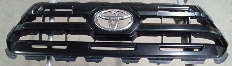 2016-2017 Toyota Tacoma SR Upper Front Inner Grille Black w/Emblem A 53114-04140