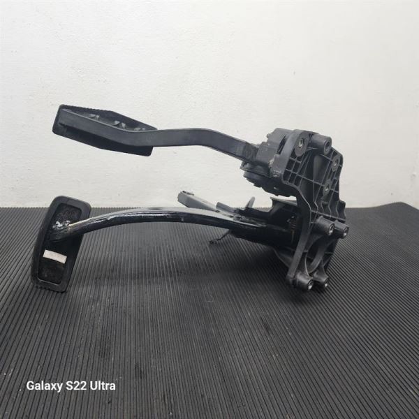 06-12 Kia Sedona Brake Pedal W/ Bracket OEM 59115-4D501