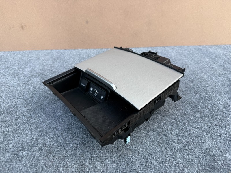 KIA STINGER 18-23 OEM CENTER CONSOLE ASHTRAY AUX USB CHARGER INSERT PORT ASSY