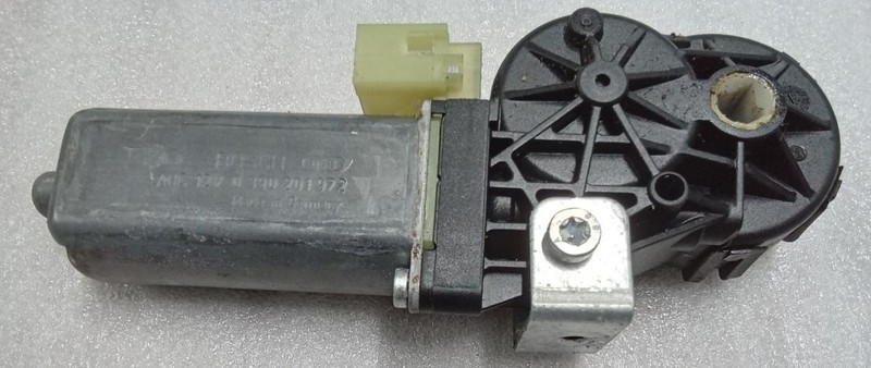 2007 BMW 750i LH Front Seat Motor Bosch 0390201972