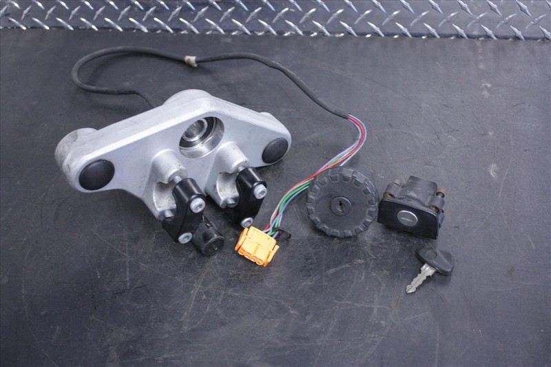 02 BMW K 1200 LT UPPER TRIPLE TREE CLAMP W/ IGNITION KEY LOCK GAS CAP K1200