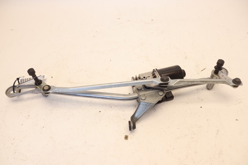 2017-2020 BMW 540I FRONT WINDSHIELD WIPER MOTOR TRANSMISSION LINKAGE OEM