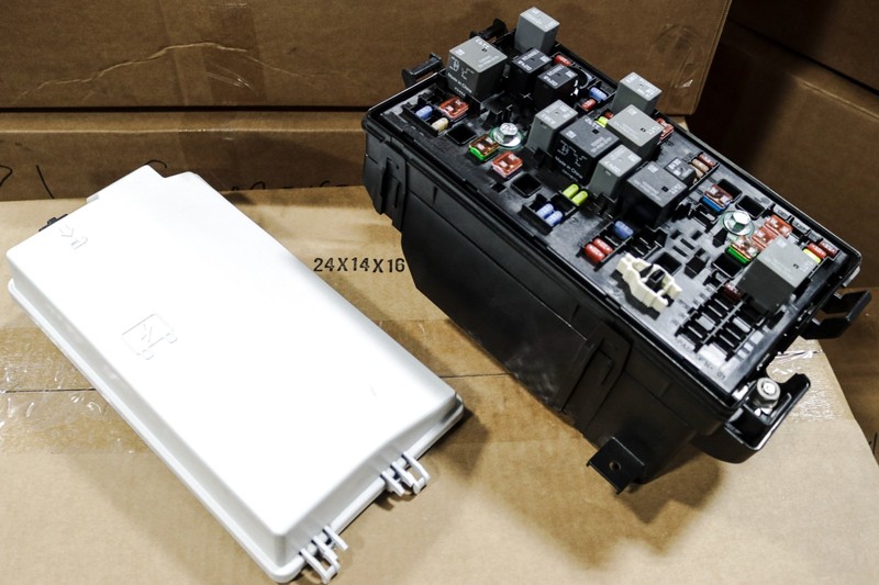 2012-2015 Chevrolet Camaro SS 1LE Fuse Relay Box 22760635 OEM *USED*