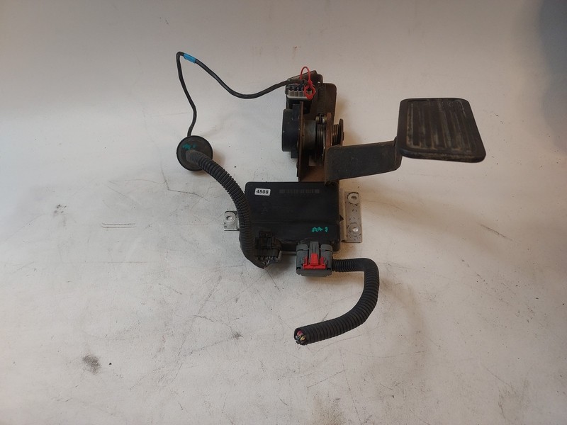 2003 - 2005 Chevy Silverado Sierra Throttle Control Module W/Gas Pedal 12573059