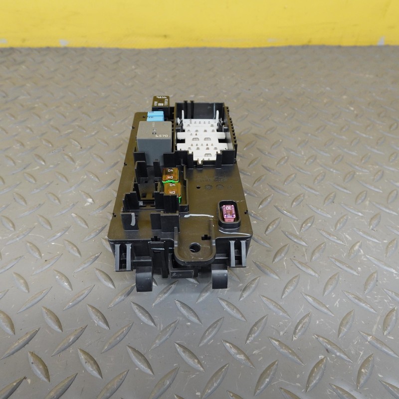 2019-2022 GMC SIERRA 1500 Engine Fuse Relay Box Junction Block Oem 84582037