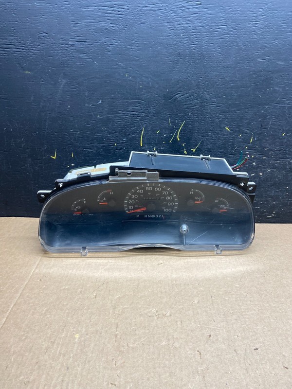 2001 - 2002 Ford Econoline E250 E350 Van Speedometer Instrument Cluster x6611 DG
