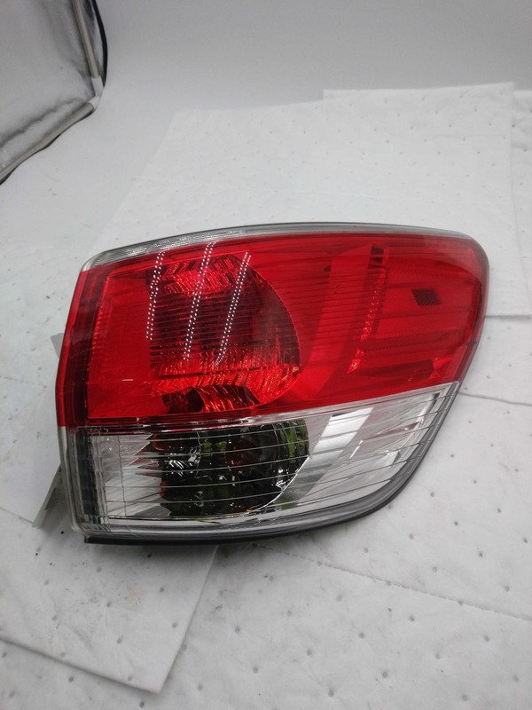 Used Right Tail Light Assembly fits: 2015 Nissan Pathfinder quarter panel mounte