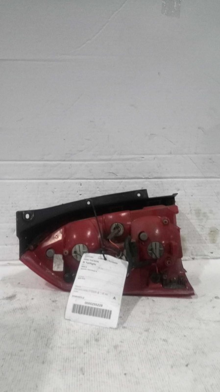 2005-2009 Hyundai Tucson Right Tail Light Assembly OEM Used 320928