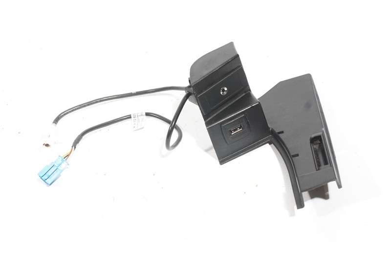 08-14 Mercedes W204 C250 C300 Center Console USB Connect Mount Plate 2078210411