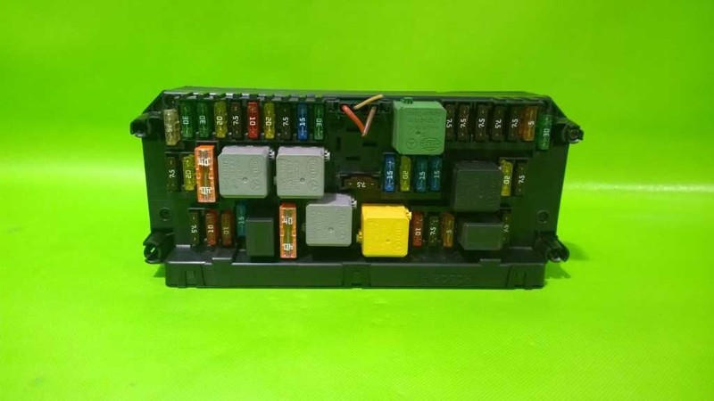 10-20 MERCEDES BENZ C350 ENGINE FUSE RELAY BOX OEM 3991-32