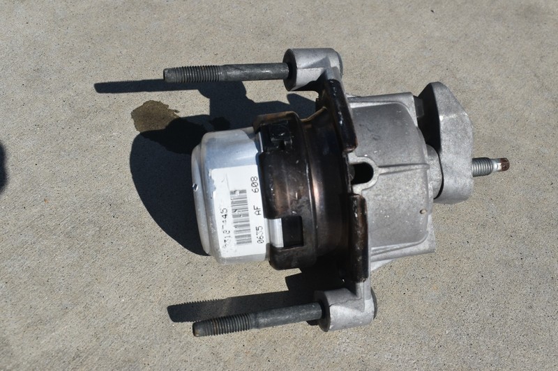 2014-19 CORVETTE C7 LH DRIVER SIDE TRANSMISSION MOUNT **USED** *23187445 GM*