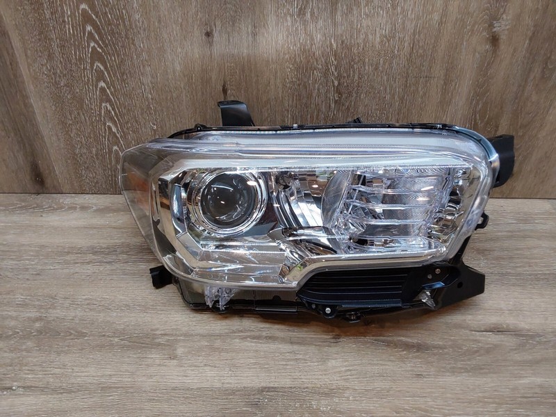 2016-2019 Toyota Tacoma Right Passenger Side Headlight Halogen OEM