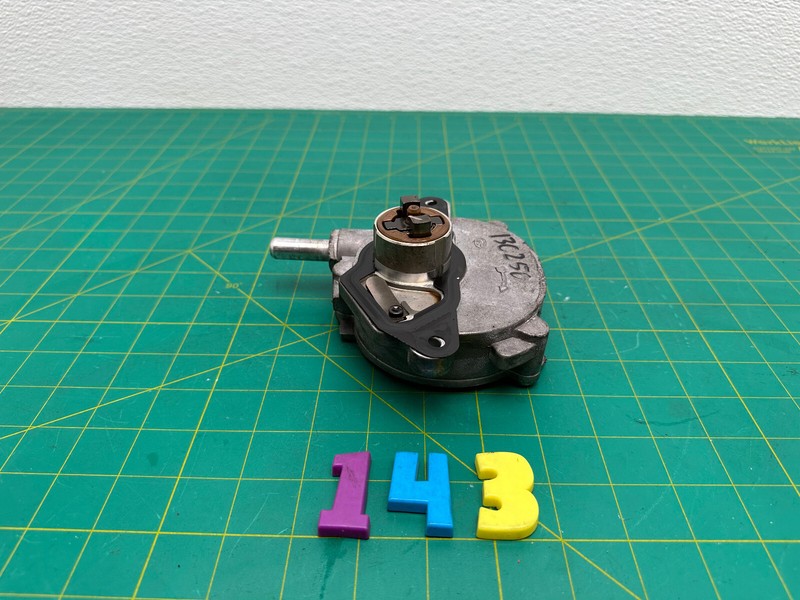 12-15 Mercedes C250 W204 M271 ENGINE MOTOR BRAKE VACUUM PUMP OEM