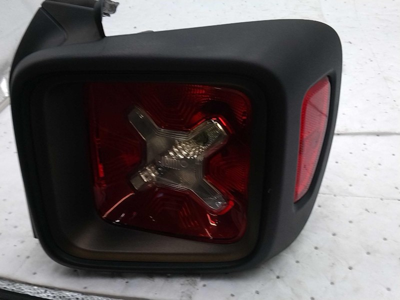 2016 Jeep Renegade Right Tail Light Assembly Green OEM Used 706736