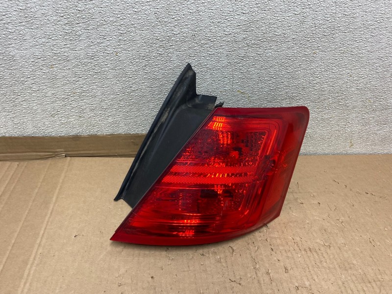 2014 to 2018 Ford Taurus Interceptor Right Passenger RH Tail Light OEM U8368 DW