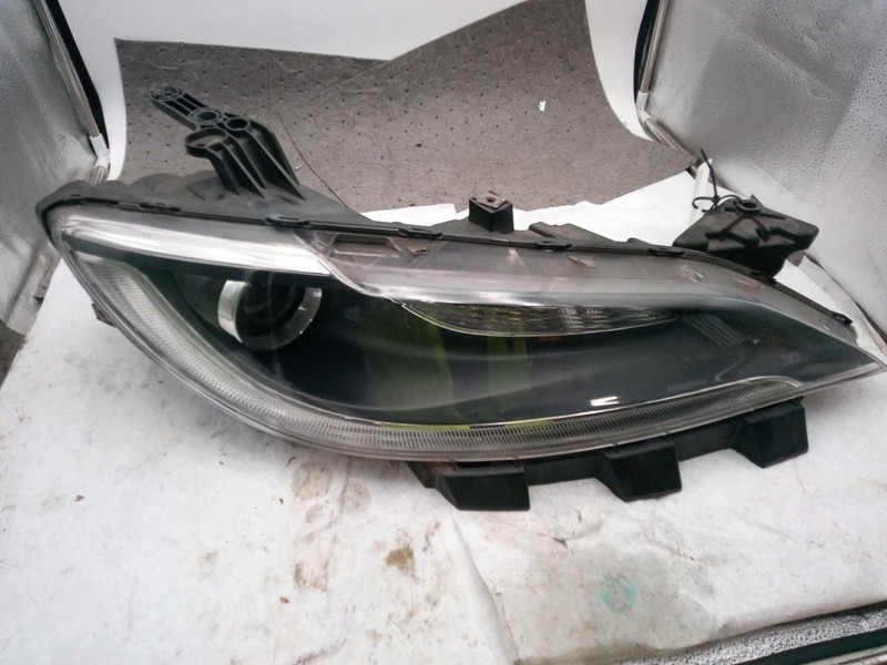 Used Right Headlight Assembly fits: 2015 Chrysler 200 Sdn halogen projector w/o
