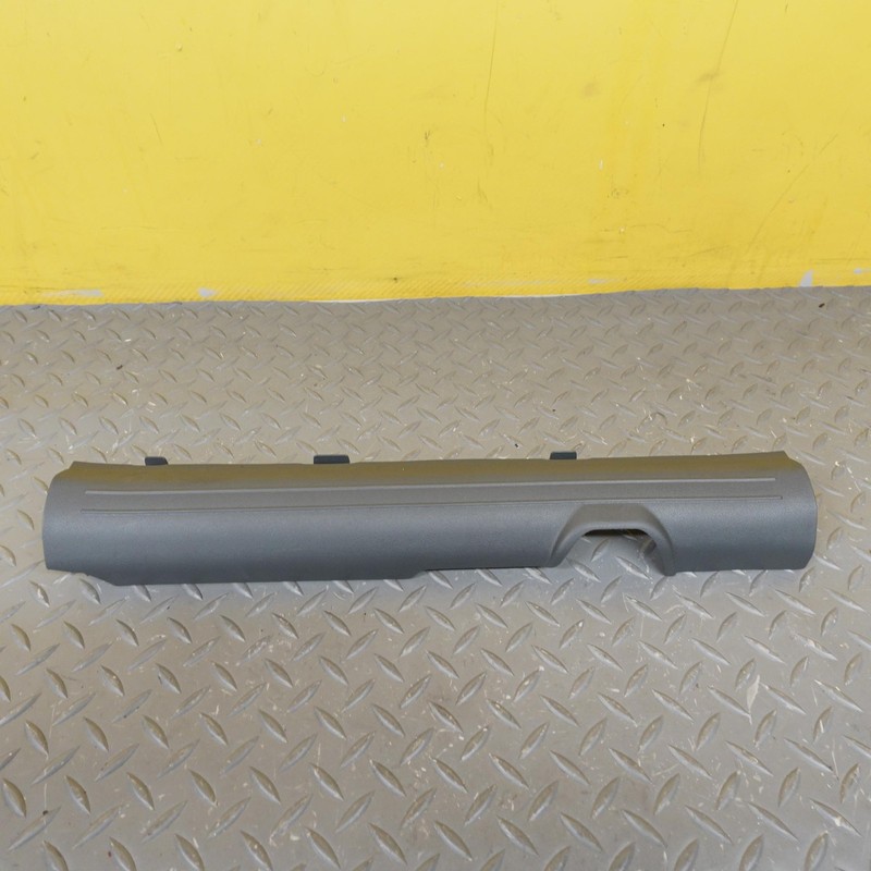 2024-2025 HYUNDAI SANTA FE FRONT RIGHT DOOR SILL INNER PLATE TRIM BLACK OEM