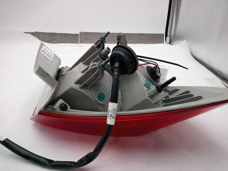 Used Right Tail Light Assembly fits: 2017 Chevrolet Cruze Sedan quarter panel mo