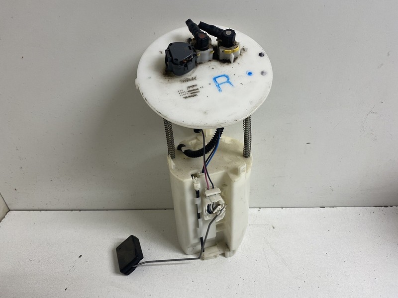 2005-2015 Toyota Tacoma 4 Cylinder 2.7 Fuel Pump w Sending Unit & Bracket Oem