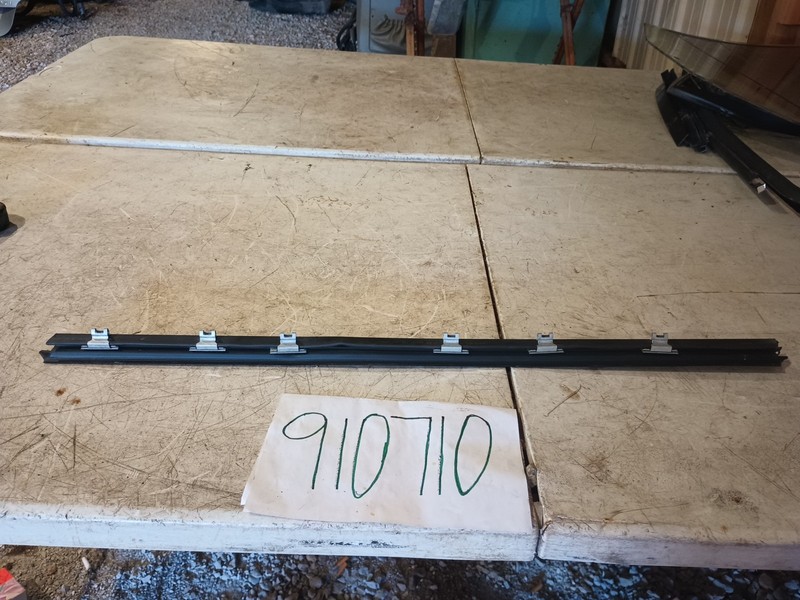 04-10 BMW 525i E60 Front Right Passenger Side Door Window Weatherstrip Seal