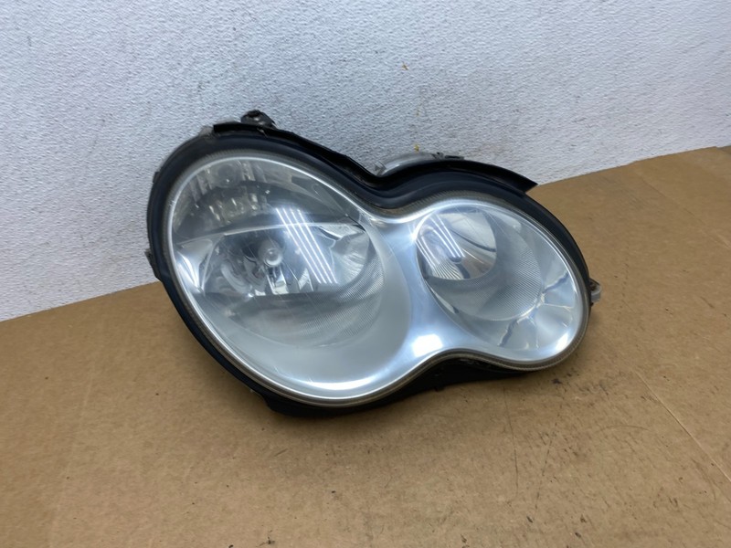 2005 to 2007 Mercedes-Benz C-Class Right Passenger Side Headlight AE3001 DW