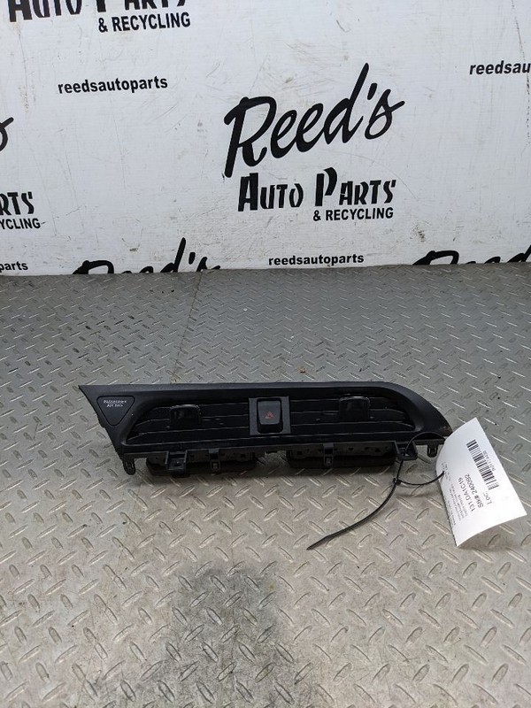 2019-2023 NISSAN KICKS CENTER DASH AIR AC HVAC HEATER VENT BEZEL HAZARD1174436