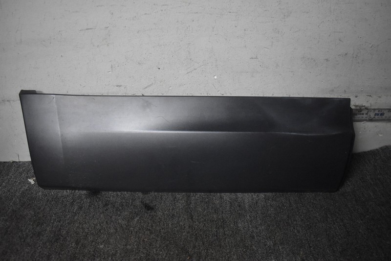 LAND ROVER DISCOVERY L462 REAR RIGHT SIDE DOOR LOWER MOLDING FACTORY OEM