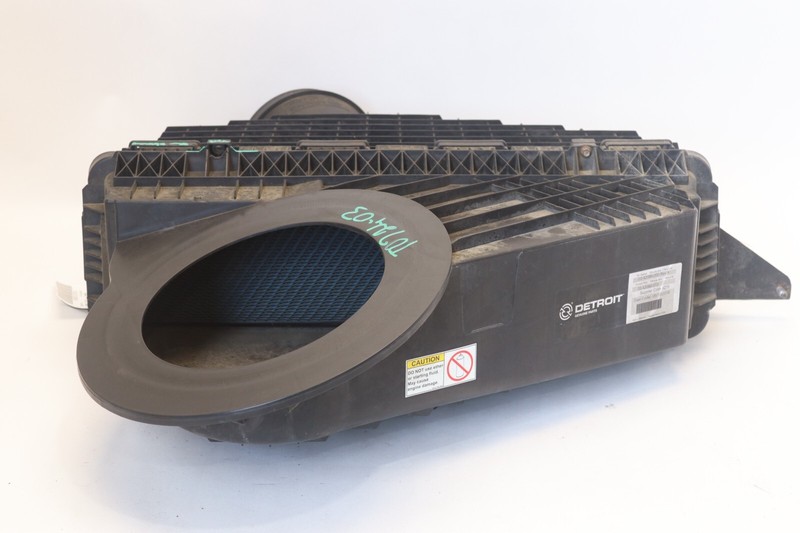 17-25 FREIGHTLINER CASCADIA 126 DD15 DETROIT AIR CLEANER FILTER BOX OEM
