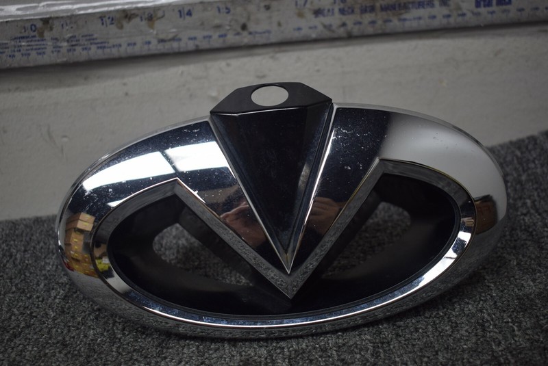 2018 Infiniti Qx80 Emblem no camera 62310-6GW0A