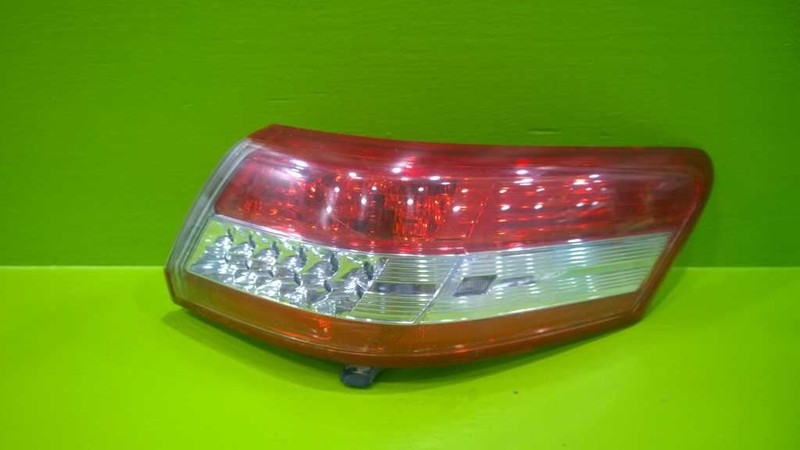 10 11 TOYOTA CAMRY PASSENGER RIGHT TAILLIGHT LAMP QUARTER MOUNTED OEM 2488-23