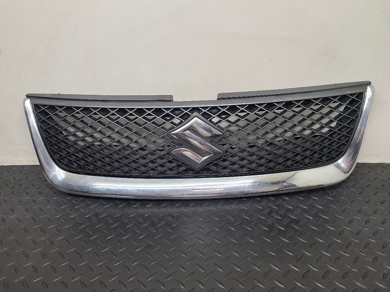 06-08 Suzuki Grand Vitara Upper Grille OEM 7174165J0038B