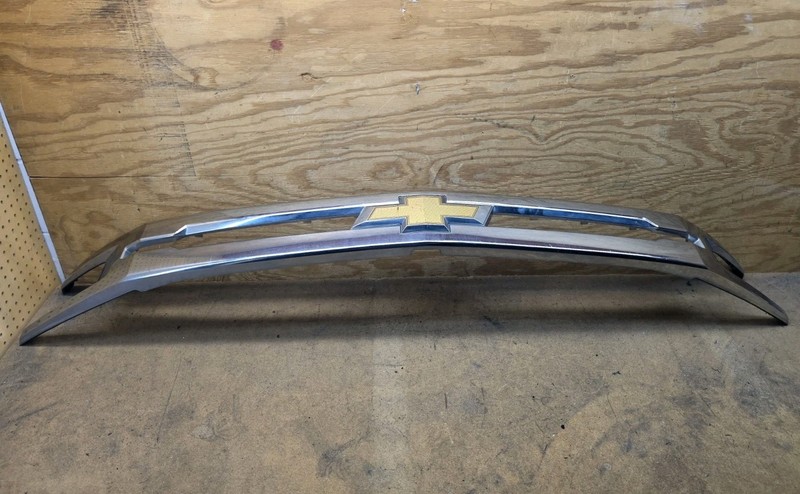 2019-2022 CHEVROLET SILVERADO 1500 FRONT CENTER RADIATOR GRILLE CHROME TRIM OEM