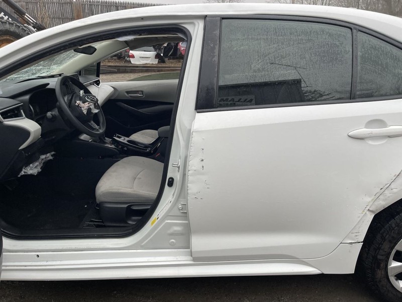 2020-24 TOYOTA COROLLA LEFT ROCKER W/POST WHITE PC:040 1.8L AT FWD 46K LE 64336