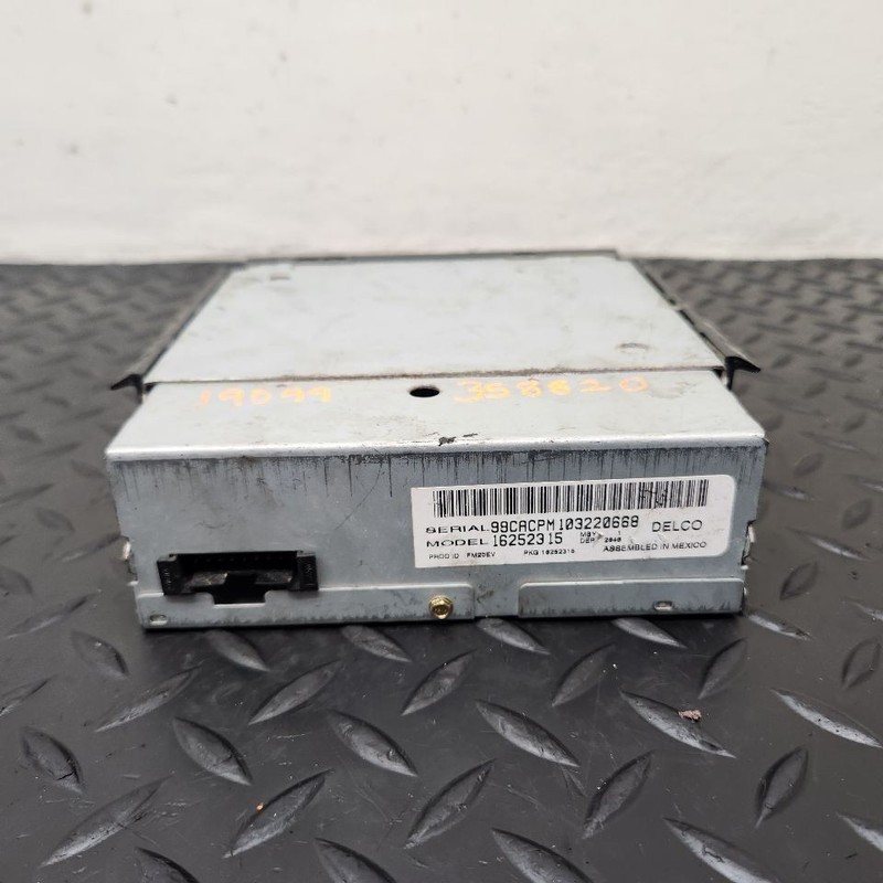 98-02 Chevrolet S10 Blazer Cassette Player OEM 16252315