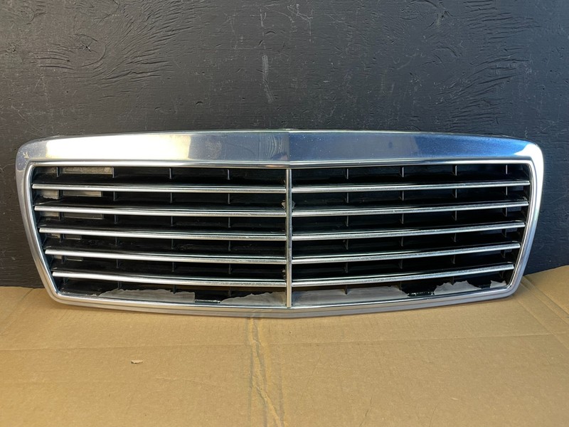 1996 to 1999 Mercedes Benz E320 Front Upper Grill Grill 2108880123 ac5293 DG