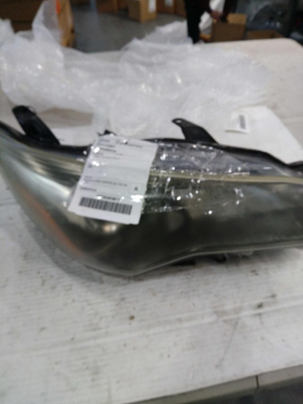 2016 Toyota Camry Right Headlight Assembly Halogen White 393400 Used
