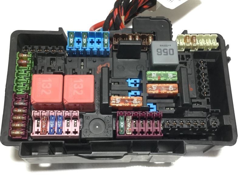 2016 MERCEDES BENZ C-CLASS TRUNK MOUNTED FUSE AND RELAY BOX 22116