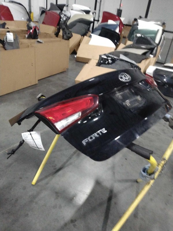 Used Deck Lid fits: 2017 Kia Forte Sedan w/o spoiler incandescent lamps w/o rear