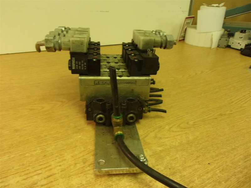 Rexroth Ceram GT10062-2424 4-Way Directional Valve Assy w/ Bracket