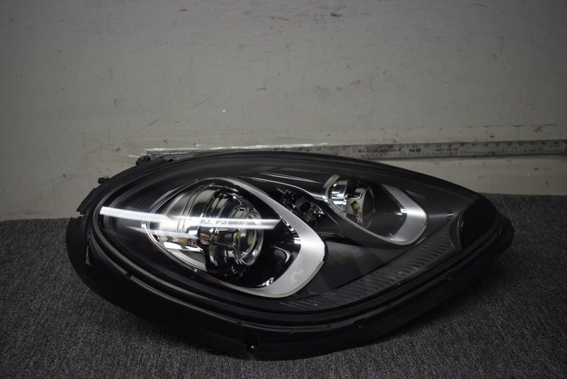 PORSCHE MACAN RIGHT XENON HEADLIGHT 95B 941 032 FACTORY OEM 2015-2018